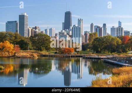 Chicago, Illinois, États-Unis avec Lincoln Park et les gratte-ciel de la ville au début de l'automne. Banque D'Images