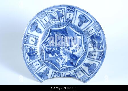 Assiette de vaisselle, Anonyme, premier quart du XVIIe siècle, porcelaine, glaçure, général: 5.5 x 28.1 cm, 55 x 281 mm, plaque en porcelaine de squat chinoise représentant un paysage, peinte en bleu sous-glaçure. Le long des panneaux latéraux avec des images de fleurs et de plantes. Formes circulaires sur le fond le long de l'arête, 1884 Banque D'Images