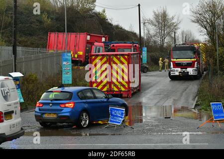 Bristol, Royaume-Uni. 03ème décembre 2020. Grande explosion à Kings Weston Lane Bristol. Plusieurs personnes ont été blessées. Les équipes d'incendie et de sauvetage Avon de Bristol, Yate, Patchway, Southmead et Kingswood sont sur place. Crédit photos: Robert Timoney/Alamy Live News Banque D'Images