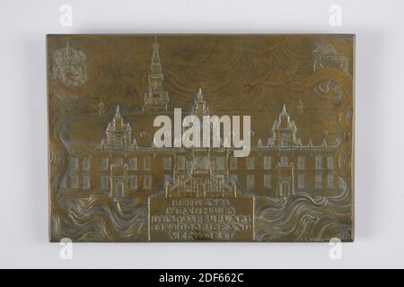 Plaque, Johannes Cornelis Wienecke, 1929, fonte, général: 28.8 x 19.5 x 1,9cm 288 x 195 x 19mm, hôtel de ville, armoiries, armoiries, feu, plaque de laiton avec une représentation historique de l'hôtel de ville de Leiden en flammes. Entre les flammes, vous pouvez voir le blason hollandais en haut à gauche et le blason de Leiden en haut à droite. Dans un plan rectangulaire en bas au centre, l'inscription se lit comme suit : L'HÔTEL DE VILLE DE PLOMB DÉTRUIT LE 12 FÉVRIER 1929 PAR BRAND. Le nom du fabricant est gravé en bas à droite. Un œillet est fixé des deux côtés comme système de suspension. Un fil métallique est Banque D'Images