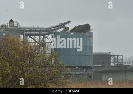 Bristol, Royaume-Uni. 03ème décembre 2020. Grande explosion à Kings Weston Lane Bristol. Plusieurs personnes ont été blessées. Les équipes d'incendie et de sauvetage Avon de Bristol, Yate, Patchway, Southmead et Kingswood sont sur place. Crédit photos: Robert Timoney/Alamy Live News Banque D'Images