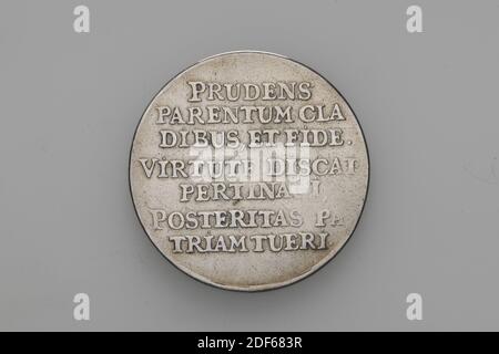 Médaille, Anonyme, 17ème siècle, minté, général: 3.1 x 0.1cm (31 x 1mm), poids: 8.3g, étiquette d'outil argent. Sur l'arrière-fond se trouve un lion debout avec une épée dans la griffe, à droite du manteau de ville couronné des armes de Leiden. Comme référence NUMMUS SENATORUS. Au dos, à l'intérieur d'un bord de câble, l'inscription: Prdens couples: Túm consenilio, en fide, Fortis parentúm cladibus en fase, Virtúte discat per tinaci Posteritas PATRIAM túeri., blason, lion, armes et munitions Banque D'Images