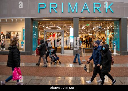 High Street, Southend on Sea, Essex, Royaume-Uni. 3 décembre 2020. Malgré le temps froid et humide, les amateurs de shopping sont dans High Street à Southend on Sea, y compris en visitant le nouveau Primark Banque D'Images