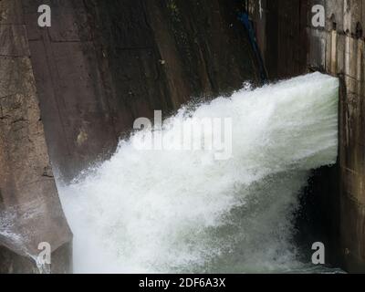 Barrage d'eau sous pression sur la rivière Dambovita, à Bucarest, en Roumanie. Banque D'Images