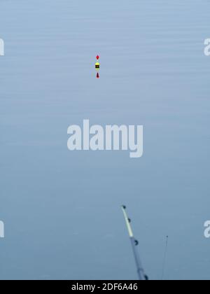 Flotteurs de pêche orange ou liège à la surface de l'eau. Banque D'Images