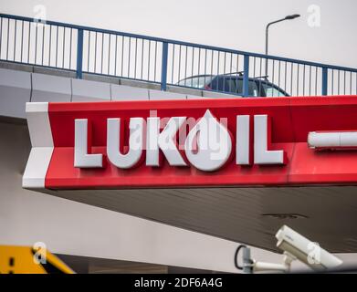 Bucarest/Roumanie - 11.03.2020: Station-service Lukoil dans la zone centrale de Bucarest. Banque D'Images