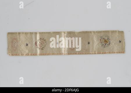 Insigne, Anonyme, dernier quart du 18ème siècle, imprimé, général: 33 x 6.5 x 0.1cm 330 x 65 x 1mm, aigle, blason signe, ruban de soie blanc, probablement d'une société ou association pour la formation d'armes. Le ruban est imprimé de haut en bas avec : Les lettres WPVO Prince Willem V dans un halo, une couronne avec des pommes orange contenant sept flèches reliées, les lettres FSW dans un halo et les armoiries hollandaises, représentées comme un lion de marche dans un bouclier, entouré d'attributs martiaux et d'un drapeau hollandais. Un aigle volant est représenté entre chaque performance. Une ligne pointillée rouge est tracée Banque D'Images