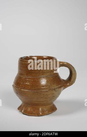 Carafe, anonyme, env. 1500, grès, glaçage au sel, général : 8.4 x 10 x 7,6 cm 84 x 100 x 76 mm, pot à boire avec une oreille et un petit anneau de pied ondulé. Fait de grès et recouvert de sel glaçure. Le cou, qui est séparé du bord et de l'épaule par des rainures, est recouvert d'anneaux de rotation très peu profonds. Le ventre est divisé en deux par une carrière lourde. La verseuse repose sur un anneau de pied ondulé étroit, 1888 Banque D'Images