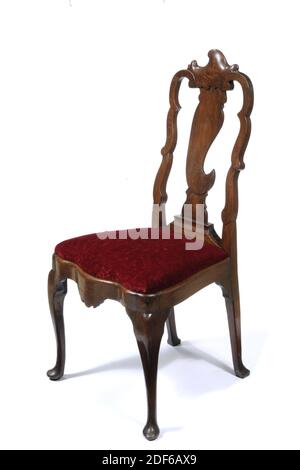 président, Anonyme, c. 1730, cinq chaises Queen Anne, rembourrées en tissu, avec pattes cintrées ou pattes de boxe et dos sculptés, avec écusson. Trois avec tissu rouge, deux avec tissu vert, 1919 Banque D'Images