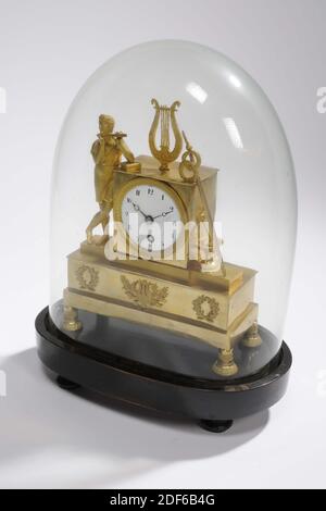 Horloge à poser, anonyme, env. 1800, verre, bois, émail, laiton, Total : 36 x 26 x 15,8 cm 360 x 260 x 158 mm, cloche : 30.8 x 23.5 x 13,8 cm 308 x 235 x 138 mm, base : 6 x 26 x 15,8 cm 60 x 260 x 158 mm, flûte, musique, lyre, horloge en laiton doré Empire sous cloche en verre. Sur le côté droit de l'horloge un garçon jouant une flûte dans une tunique courte tend, sur le dessus de l'horloge une lyre à quatre cordes, sur la gauche un long personnel avec deux couronnes et une tête de lion avec un bol en dessous. L'horloge et les chiffres sont sur une poutre avec trois couronnes à l'avant, dont le milieu contient une harpe. Le Banque D'Images