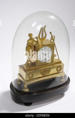 Horloge à poser, anonyme, env. 1800, verre, bois, émail, laiton, Total : 36 x 26 x 15,8 cm 360 x 260 x 158 mm, cloche : 30.8 x 23.5 x 13,8 cm 308 x 235 x 138 mm, base : 6 x 26 x 15,8 cm 60 x 260 x 158 mm, flûte, musique, lyre, horloge en laiton doré Empire sous cloche en verre. Sur le côté droit de l'horloge un garçon jouant une flûte dans une tunique courte tend, sur le dessus de l'horloge une lyre à quatre cordes, sur la gauche un long personnel avec deux couronnes et une tête de lion avec un bol en dessous. L'horloge et les chiffres sont sur une poutre avec trois couronnes à l'avant, dont le milieu contient une harpe. Le Banque D'Images