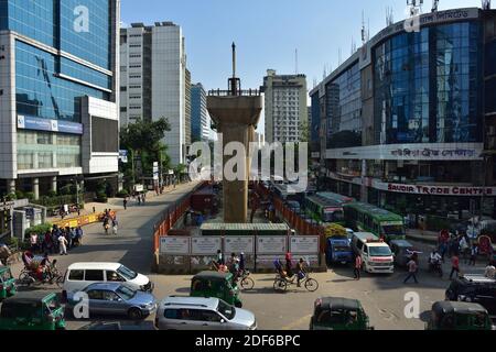 Dhaka, Bangladesh. 04e octobre 2019. L'urbanisation est le processus de rendre une zone plus urbaine. C'est inévitable pour une ville en développement comme Dhaka. Dans le cadre de l'urbanisation, la ville de Dhaka traverse actuellement une phase critique. Différents projets comme le métro, Flyover et différents types de constructions rendant la vie des habitants de la ville de Dhaka plus difficile. (Photo par Anindita Roy/Pacific Press/Sipa USA) crédit: SIPA USA/Alay Live News Banque D'Images