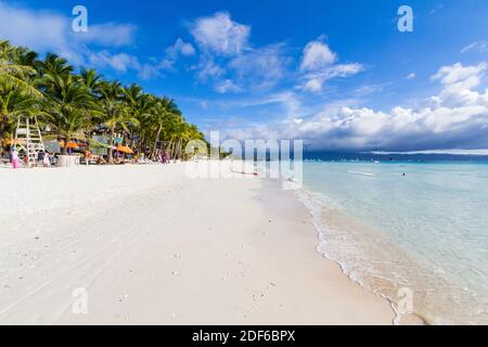 La célèbre plage de sable blanc de l'île Boracay, Philippines Banque D'Images