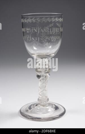 Verre pendulaire, Anonyme, 1808, général : 17 x 8,1 cm (170 x 81 mm), verre incolore verre pendulaire avec une spirale dans la tige du verre à lait. Le verre a une base massive légèrement ascendante, se fusionnant dans l'anneau de base, suivi d'un morceau de tronc droit et lisse. Puis quatre noeuds, suivis du calice. Dans le coffre une double spirale de verre à lait. Sur le mur de la calice entre deux brindilles le texte: LE NOUVEAU PENSE ET LIT. À droite des brindilles commence le texte qui remplit tout le dos: FÊTE AVEC CE VERRE. SON PARTI ANNUEL. LEIJDEN JUIN 13. 1808. Décoration de feuilles autour du calice Banque D'Images