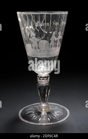 Pot en verre, première moitié du XVIIIe siècle, général : 18.1 x 9.4 cm, 181 x 94 mm, vue village, homme, voilier, pot en verre incolore. Pied élevé au milieu avec des ovales et des rayures alternées sur le dessous. Tige octogonale évasée avec anneau pour pied et bouton recouvert d'un pentagone. Calice à facettes gravé avec la représentation de trois hommes debout en costume. L'un est entre une poitrine et un grand canon, les deux autres parlent l'un à l'autre. Ils sont situés sur un terrain vallonné avec un groupe de maisons et une tour, des arbres et de l'eau avec un voilier. Au-dessus des hommes une inscription: Le Wel Banque D'Images