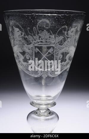 pot en verre, ch. 1690, général : 19.6 x 10,2 cm 196 x 102 mm, armoiries, lion, plomb, bocal en verre incolore. La base du bol est légèrement inclinée et son bord est plié. Tige creuse en forme de balbuster avec anneau pour pied et collier sous le fond du balbuster et de la craie. Le manteau couronné des bras de Leiden, tenu par deux lions, est gravé sur le mur de la calice. Ci-contre en italique: Stadts Welvaren. Sur la base deux brindilles avec fleur, 1950 Banque D'Images