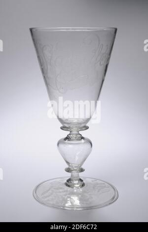 pot en verre, ch. 1690, général : 19.6 x 10,2 cm 196 x 102 mm, armoiries, lion, plomb, bocal en verre incolore. La base du bol est légèrement inclinée et son bord est plié. Tige creuse en forme de balbuster avec anneau pour pied et collier sous le fond du balbuster et de la craie. Le manteau couronné des bras de Leiden, tenu par deux lions, est gravé sur le mur de la calice. Ci-contre en italique: Stadts Welvaren. Sur la base deux brindilles avec fleur, 1950 Banque D'Images