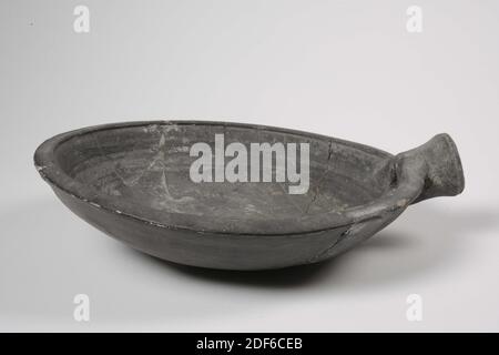 Casserole, Anonyme, deuxième moitié du XIIIe siècle, cuite au four, général: 8.5 x 30.2 x 27,4 cm (85 x 302 x 274 mm), casserole en faïence bleu-gris avec une petite poêle pour manche en bois et fond convexe. En bas B L.D 1950 écrit en blanc et deux étiquettes rectangulaires blanches avec Burcht en Leiden et 1, 1969 Banque D'Images