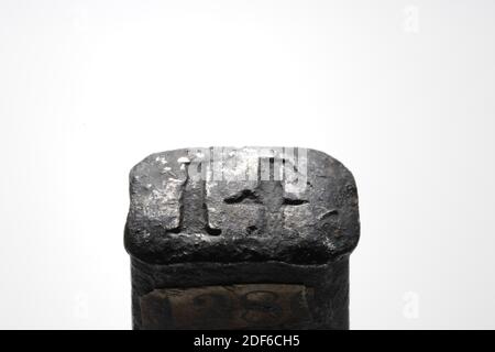Timbre (pour les tissus), Anonyme, XVIIe siècle-XVIIIe siècle, timbre en fer élongé avec une surface rectangulaire sur laquelle le numéro 41 est mis en miroir. L'encre du timbre est écrite 237 (au-dessus de la ligne) et 1.79 (au-dessous de la ligne). Le timbre est décoré d'une seule croix sur un côté, général: 10.3 x 3 x 2.7cm (103 x 30 x 27mm), surface du timbre: 1.1 x 1.8cm (11 x 18mm) Banque D'Images