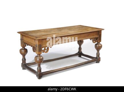 Anonyme, 17ème siècle, ébène, fer, chêne, bois, incrusté, général: 78 x 172 x 79cm 780 x 1720 x 790mm, Oak ball foot table, arrangé pour fonctionner comme un socle d'exposition. Les jambes sont épaisses et en forme de vase au milieu et ont un bloc cubique au fond sur un hémisphère très plat battu comme un pied. En haut, les pattes sont dotées de flûtes incrustées d'un type en bois foncé. Les pieds sont connectés entre les blocs cubes par des règles. En haut, entre les pieds, sous le plateau de la table, des rails larges sont fournis, et dans les coins, qu'ils forment avec les pieds Banque D'Images