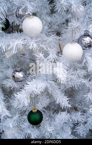 Arbre de Noël décoré en gros plan. Boules et jouets en bois beige nouvel an. Décoration de vacances d'hiver. Photo de haute qualité Banque D'Images