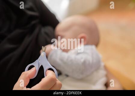 Mère prenant soin des ongles nouveau-nés. Affection, bonheur, garde d'enfants, image de bébé nouveau-né Banque D'Images