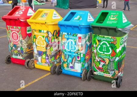 Bacs à déchets à code couleur pour le verre, les matières organiques, le recyclage et les déchets généraux. Nouvelle-Zélande Banque D'Images