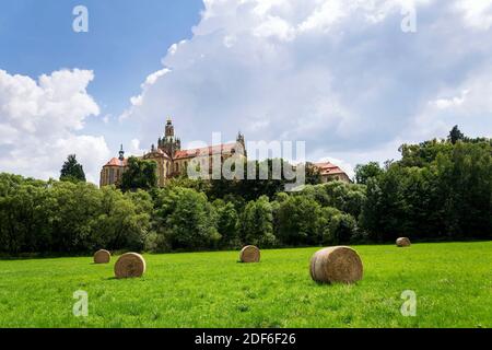 Monastère bénédictin de Kladruby par Jan Blazej Santini Aichel et Kilian Ignac Dientzenhofer, région de Plzen, République Tchèque, jour d'été ensoleillé Banque D'Images