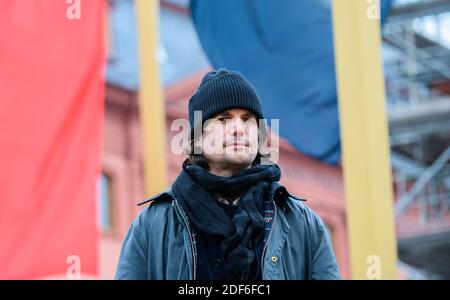 Mayence, Allemagne. 03ème décembre 2020. Michael Sailstorfer, artiste, se dresse devant son œuvre « trois couleurs ». Devant le bâtiment du Parlement de l'État, Un essai a été effectué pour évaluer l'effet réel de l'œuvre d'art. le design de l'artiste berlinois Michael Sailstorfer avec le titre "trois couleurs" a été choisi par une large majorité comme vainqueur du concours "Kunst am Bau". L'œuvre est basée sur le festival de Hambach. Credit: Andreas Arnold/dpa/Alay Live News Banque D'Images