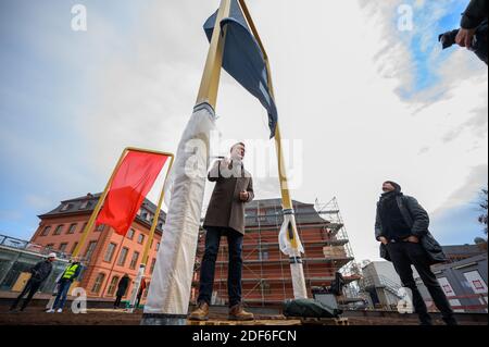 Mayence, Allemagne. 03ème décembre 2020. Hendrik Hering (l, SPD), Président du Parlement d'État de Rhénanie-Palatinat, est debout avec Michael Sailstorfer, artiste de l'œuvre « trois couleurs », tout en prenant un test sur le site du Parlement d'État. Une morsure test a été réalisée devant le chantier de construction pour évaluer l'effet réel de l'œuvre d'art. Le design de l'artiste berlinois intitulé « trois couleurs » a été choisi par une large majorité comme vainqueur du concours « Art sur le chantier ». L'œuvre est basée sur le festival de Hambach. Credit: Andreas Arnold/dpa/Alay Live News Banque D'Images