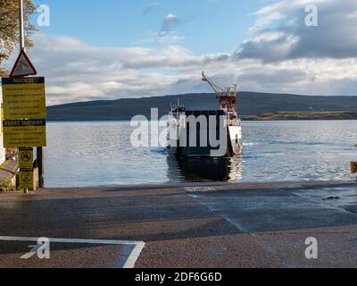 MV Loch Riddon Caledonian MacBrayne ferry venant vers Quai de chargement à l'île Tobbermory de Mull, Écosse, Royaume-Uni Banque D'Images