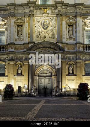 Façade de l'église Saint-Carolus Borromeus à Anvers la nuit (Belgique) Banque D'Images