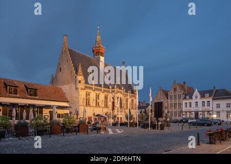 Hôtel de ville et place principale dans la ville historique de Damme, Belgique. Banque D'Images