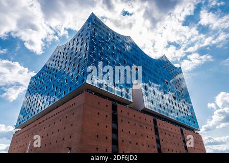 Hambourg, Allemagne - 21 août 2019 : façade de l'Elbphilharmonie, salle philharmonique d'Elbe, avec des gens autour de HafenCity, Hambourg, Allemagne Banque D'Images