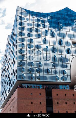 Hambourg, Allemagne - 21 août 2019 : façade de l'Elbphilharmonie, salle philharmonique d'Elbe, avec des gens autour de HafenCity, Hambourg, Allemagne Banque D'Images