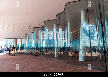 Hambourg, Allemagne - 21 août 2019 : balcon de l'Elbphilharmonie, salle philharmonique d'Elbe, avec des gens autour de HafenCity, Hambourg, Allemagne Banque D'Images