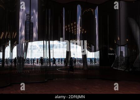 Hambourg, Allemagne - 21 août 2019 : balcon de l'Elbphilharmonie, salle philharmonique d'Elbe, avec des gens autour de HafenCity, Hambourg, Allemagne Banque D'Images