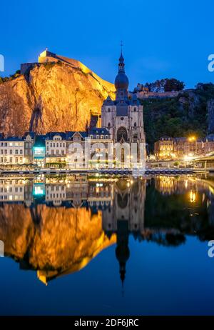 Vue panoramique sur la ville de Dinant reflétée dans la rivière Meuse Banque D'Images