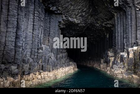 La grotte de Fingal sur l'île de Staffa, près de l'île de Mull en Écosse Banque D'Images