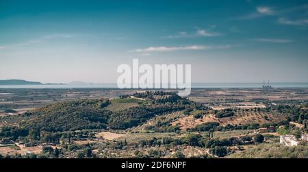 Les collines cultivées et la plaine en face du golfe de Follonica. Province de Grosseto, Toscane, Italie. Banque D'Images