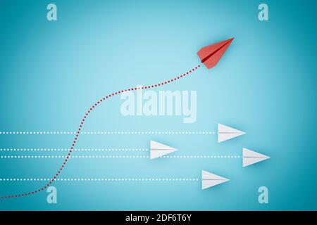 un plan de papier rouge pointant de manière différente sur fond bleu. Une entreprise pour de nouvelles idées créativité et des concepts de solutions innovantes. Banque D'Images
