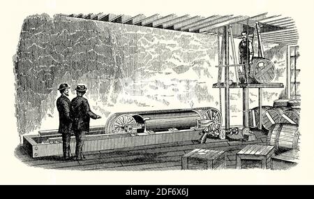 Ancienne gravure d'un élévateur à corde (élévateur ou palan) avec un embrayage à corde hydraulique utilisé dans une usine ou un entrepôt. Il est issu d'un livre victorien d'ingénierie mécanique des années 1880. Le dispositif d'embrayage à vapeur a actionné un cylindre à piston avec des mâchoires de chaque côté du tambour. L'ascenseur peut être activé par un accord ou automatiquement pour arrêter la plate-forme. La plate-forme est dotée de cliquets de sécurité qui verrouillent instantanément la plate-forme de l'élévateur aux guides latéraux en cas de défaillance d'une corde. Elisha grave Otis a fait la démonstration du premier ascenseur de sécurité à l'exposition de New York en 1854. Banque D'Images