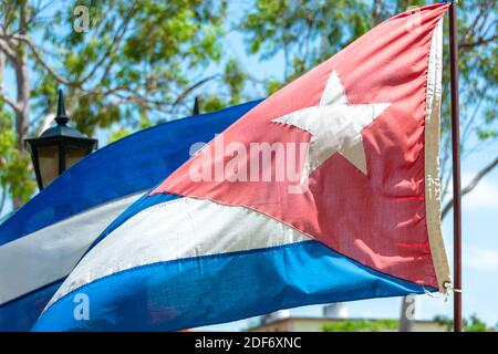 Drapeau cubain volant dans le vent, la Audiencia, Santa Clara, Cuba Banque D'Images