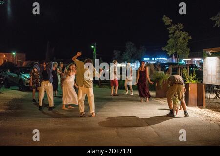 Les gens de la région dansent à la direction du Saint-Nazaire-d'Aude, France, Europe. Banque D'Images