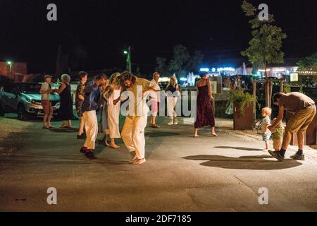 Les gens de la région dansent à la direction du Saint-Nazaire-d'Aude, France, Europe. Banque D'Images