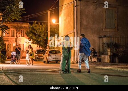 Les gens de la région dansent à la direction du Saint-Nazaire-d'Aude, France, Europe. Banque D'Images