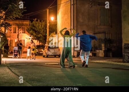 Les gens de la région dansent à la direction du Saint-Nazaire-d'Aude, France, Europe. Banque D'Images