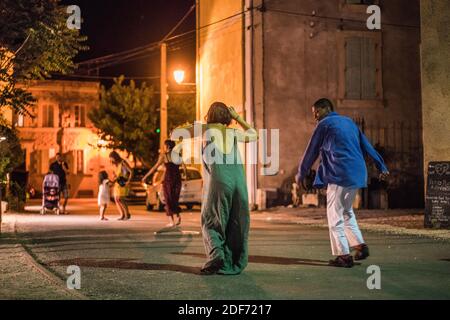 Les gens de la région dansent à la direction du Saint-Nazaire-d'Aude, France, Europe. Banque D'Images