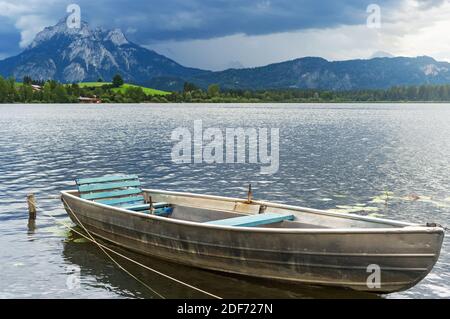 Petit bateau à la montagne des Alpes de Hopfensee, Bavière Allemagne Banque D'Images