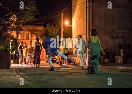 Les gens de la région dansent à la direction du Saint-Nazaire-d'Aude, France, Europe. Banque D'Images